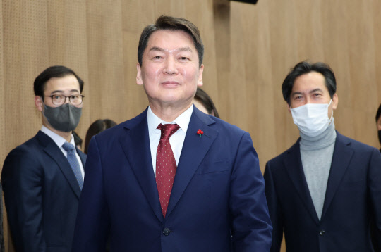 안철수 국민의힘 의원이 9일 오전 서울 여의도 국회 소통관에서 국민의힘 3·8 전당대회 당대표 출마 기자회견을 마친 뒤 회견장을 나서고 있다.<연합뉴스>
